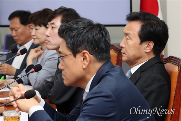바른미래당 손학규 대표가 5일 오전 국회에서 열린 최고위원회의에 참석하고 있다. 