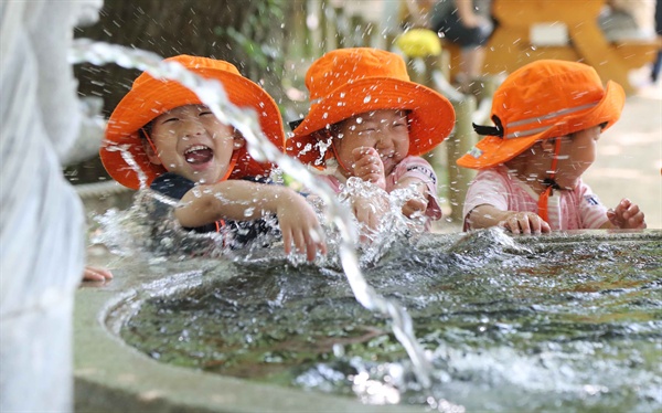 함양 상림공원의 어린이들 물놀이.