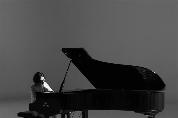 정재형 가수이자 작곡가 정재형이 새 앨범 < Avec Piano >를 발표하고 9년 만에 컴백했다. 이 앨범은 지난 2010년 발매한 피아노 연주곡 앨범 < Le Petit Piano >이후 선보이는 또 한 번의 연주곡 앨범이다. 