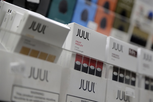 해외 청소년들 사이에 크게 유행하고 있는 신종 액상형 전자담배 쥴(JUUL)이 5월 24일 한국에 출시됐다.