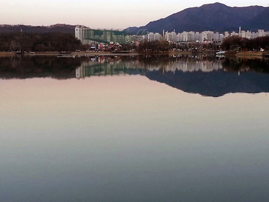 대구는 엄청나게 많은 호수를 거느린 도시였지만 재개발이라는 미명 하에 모두 매립해버렸다. 원형이 남아 있는 것은 수성못(사진)이 유일하고, 30%쯤 남은 성당못도 희귀한 잔존 사례에 들 정도이다. 