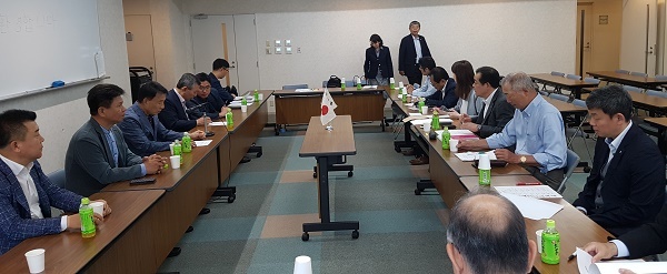 5일 오전 일본 사바우라시 교통회관에서 한국 운수물류총련과 일본 교운노협 대표자들이 정책간담회를 하고 있다.