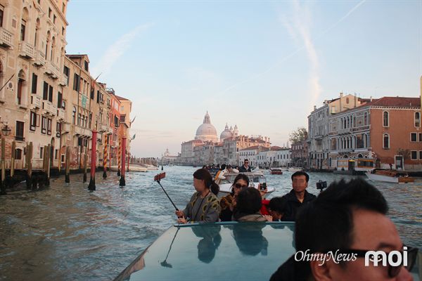 베네치아에서 운항 중인 수상택시 모습, 속도가 상당히 빠른데도 구명조끼는 입지 않는다.