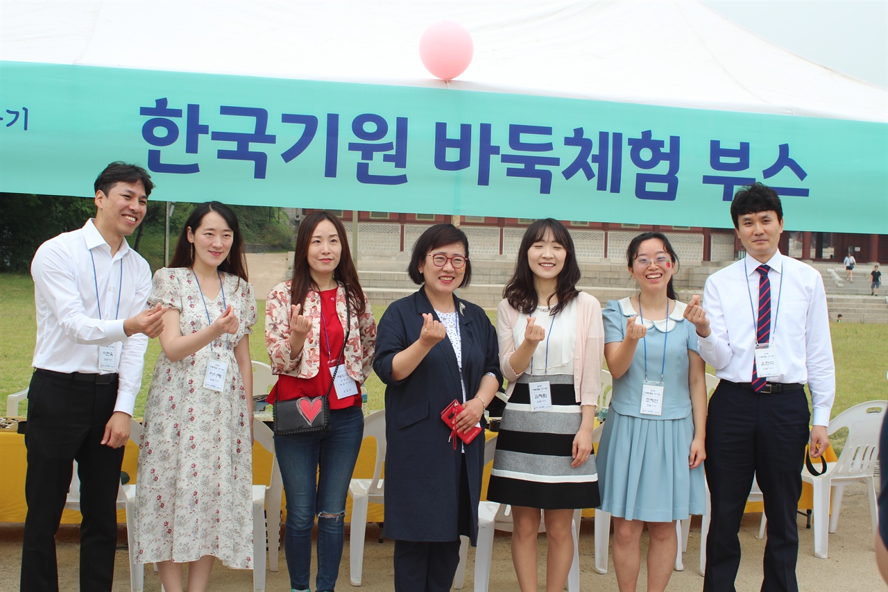 한국기원 프로기사 들과 '사람사랑 꽃사랑'  행사 관계자 6일 강원도 산불피해주민 돕기 행사에 참석한 한국기원프로기사와 행사 관계자. 좌로부터 이현욱 8단, 이다혜 5단, 손영선 키네마인 대표, 양건모 사람사랑 꽃사랑 대표, 김혜림 5단, 조혜연 9단, 윤현석 9단