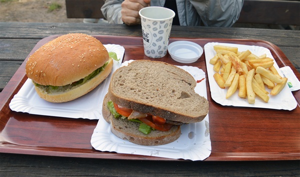 햄버거와 커피 투박한 음식이지만 따뜻할 때 먹으면 맛이 좋다.