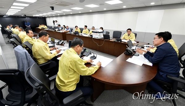  박남춘 인천시장이 6월 5일 서구지역 수질 피해와 관련해 현장 점검을 마친 뒤 서구청 상황실에서 상황을 점검하고 있다.