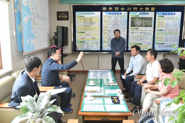박남춘 인천시장이 6월 5일 서구지역 수질 피해와 관련해 공촌정수장을 방문해 현장 상황을 점검하고 있다.