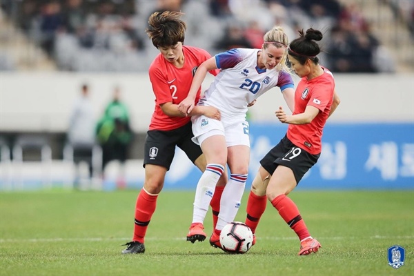 대한민국 여자 축구 대표팀 아이슬란드전 볼 경합중인 선수들