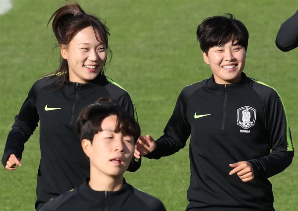 밝은 표정의 지소연 국제축구연맹(FIFA) 여자 월드컵 2회 연속 16강 진출을 노리는 한국 대표팀의 지소연 등 선수들이 6일 오후(현지시간) 프랑스 주느빌리에 스타드 루이 부리에서 훈련하고 있다.