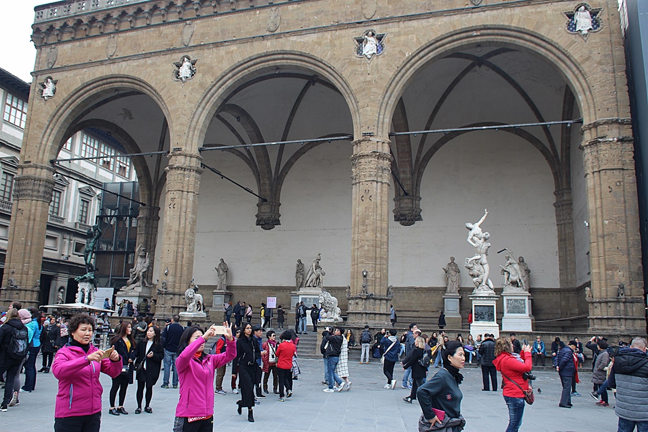 베키오 궁전 앞에 있는 로자 데이 란치(Loggia dei Lanzi)라고 불리는 옥외 조각 갤러리 모습
