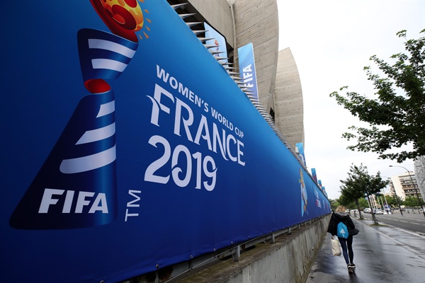 공식 개막전 앞둔 파르크 데 프랭스 8일 오전(한국시간) 열리는 2019 국제축구연맹(FIFA) 프랑스 여자 월드컵 개막전 한국과 프랑스의 경기를 앞둔 6일 시민이 프랑스 파리 파르크 데 프랭스 앞을 지나고 있다. 