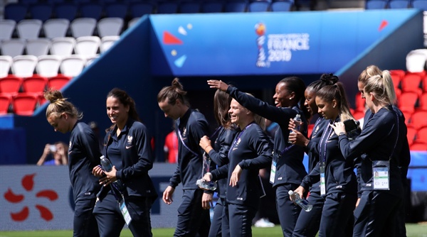 경기장 둘러보는 프랑스 선수단 6일 오전(현지시간) 프랑스 파리 파르크 데 프랭스에서 2019 국제축구연맹(FIFA) 프랑스 여자 월드컵 개막전 한국과 프랑스의 경기를 앞둔 프랑스 선수들이 경기장을 둘러보고 있다.