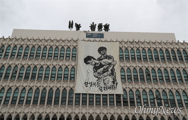 이한열 열사 추모식이 열린 7일 오후 서울 서대문구 연세대 학생회관에 고인의 피격 당시 모습이 담긴 걸개그림이 걸려 있다.