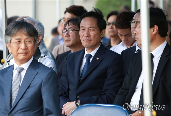 이한열 열사 32주기 추모식이 7일 오후 서울 서대문구 연세대 한열동산에서 열린 가운데, 87년 총학생회장이었던 우상호 더불어민주당 의원이 참석하고 있다.