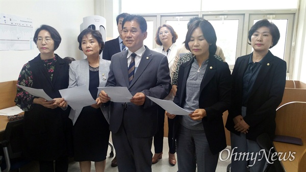 안양시의회 더불어민주당 의원들 기자회견