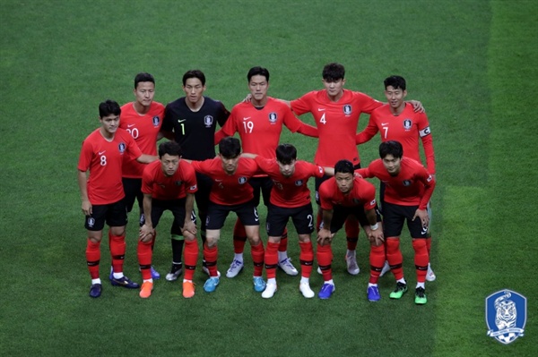 한국 대표팀 한국이 호주와의 평가전에서 스리백을 가동하며 실험에 나섰다. 
