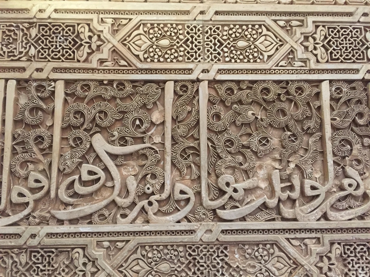 "알라는 위대하다!"라는 이슬람어 표기라고 해요. 어디에든 크기는 변주되어 있었지만, 벽에 가득하게 새겨져 있었어요. 어쩌면, 이 공간 전체가 그들의 기도와 염원을 가득 담고 있지 않을까요? 