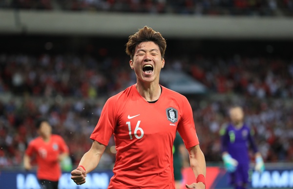 황의조, '첫 골 주인공은 나야 나' 7일 오후 부산 아시아드 주경기장에 열린 대한민국 남자 축구대표팀과 호주와의 평가전. 황의조가 첫 골을 넣은 뒤 환호하고 있다. 