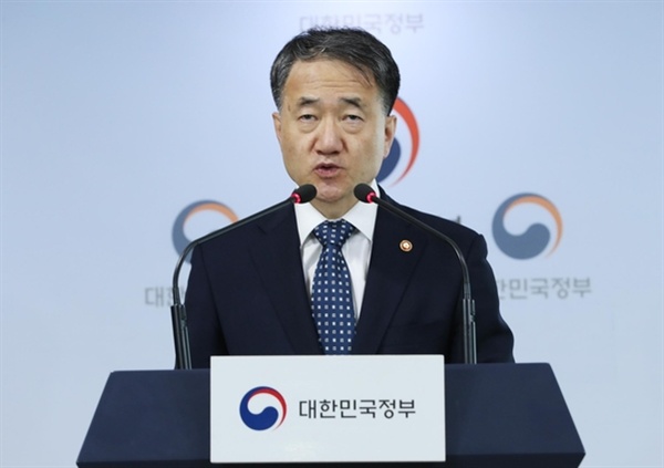 박능후 보건복지부 장관이 지난달 23일 오전 서울 세종로 정부서울청사에서 ‘포용국가 아동정책’을 발표하고 있다.