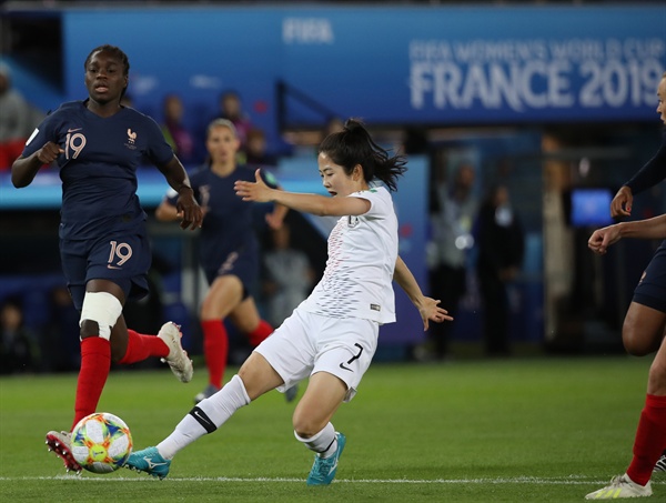 이민아 슛 날려보지만 7일(현지시간) 프랑스 파리 파르크 데 프랭스에서 열린 2019 국제축구연맹(FIFA) 프랑스 여자 월드컵 조별리그 A조 1차전 한국과 프랑스의 경기. 한국 이민아가 슛하고 있다. 