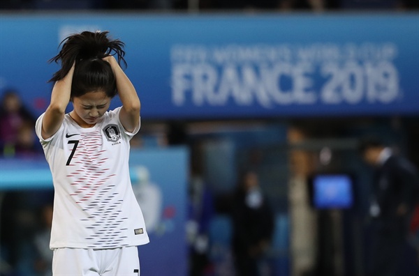 악몽 같았던 프랑스전 7일(현지시간) 프랑스 파리 파르크 데 프랭스에서 열린 2019 국제축구연맹(FIFA) 프랑스 여자 월드컵 조별리그 A조 1차전 한국과 프랑스의 경기. 한국 이민아가 슛이 빗나가자 아쉬워하고 있다.
