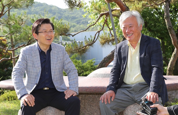  자유한국당 황교안 대표가 8일 오전 경기도 이천 소설가 이문열 작가의 문학사숙 부악문원을 방문, 이문열 작가와 이야기를 하고 있다. 2019.6.8