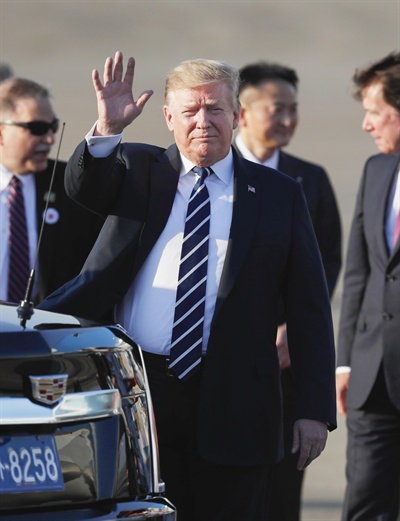도널드 트럼프 미 대통령이 5월 25일 오후 도쿄 하네다공항에 전용기편으로 도착한 뒤 손을 흔들어 인사하고 있다. 트럼프 대통령은 이날부터 나흘간 일본을 국빈 방문한다.