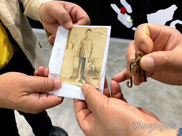 일제강점기 강제징용 피해자인 고 윤재찬씨가 지난 1942년부터 1945년까지 일본 미쓰비시 탄광에서 일하고 받은 월급통장용 도장과 당시 모습이 담긴 사진.  