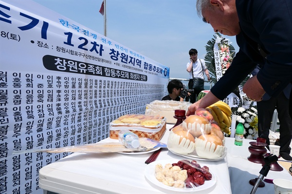한국전쟁 전후 민간인 학살희생자 제69주기 12차 창원지역 합동추모제가 6월 8일 괭이바다(마산합포구 구산면 원전마을 앞) 선상에서 개최되었다.
