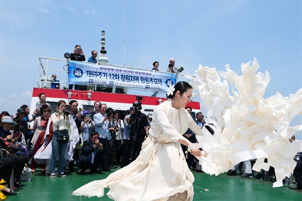 추모제에서는 부산민예총춤위원장 김경미(춤패춤나래예술감독)씨가 초혼무 공연을 펼치고 있다.