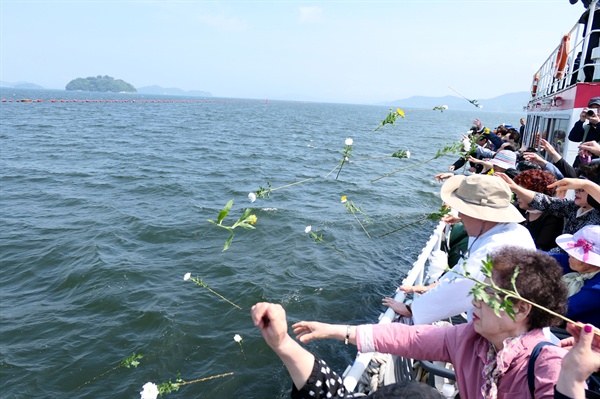 추모제 참석자들이 추모의 꽃을 바다에 던지며 괭이바다에서 희생된 이들의 명복을 빌었다.