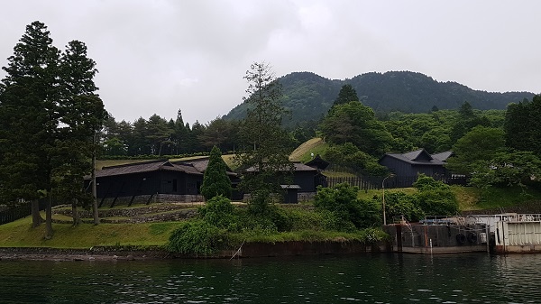 아시노코 호수 유람선 위에서 바라본 하코네 세키쇼의 모습이다.
