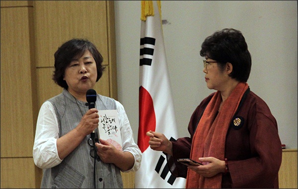 학교도서관문화운동네트워크 김경숙 대표가 이날 모임을 주선한 의의를 말하고 있다. 