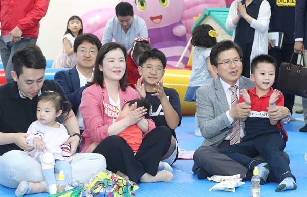 자유한국당 황교안 대표(가운데)가 9일 오후 서울 영등포 당사에서 열린 청년부부를 위한 '자유한국당 육아파티'에 참석해 어린이 및 부모들과 즐거운 시간을 보내고 있다.