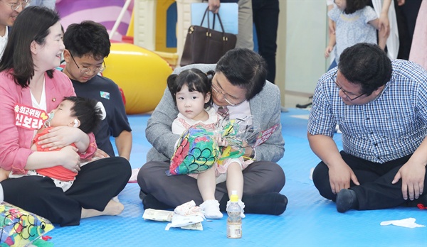 자유한국당 황교안 대표(오른쪽 두번째)가 9일 오후 서울 영등포 당사에서 열린 청년부부를 위한 '자유한국당 육아파티'에 참석해 어린이 및 부모들과 즐거운 시간을 보내고 있다. 
