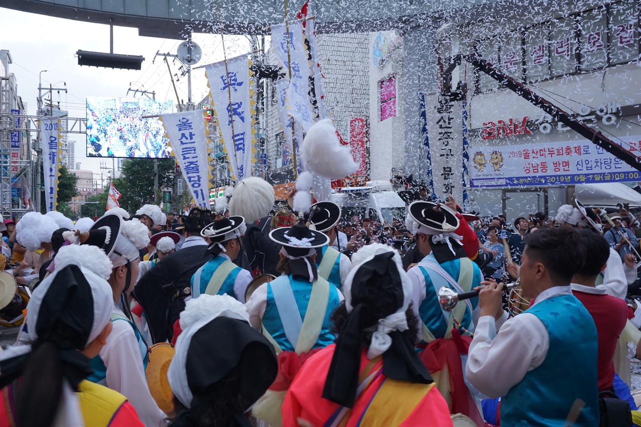 줄다리기 행사가 끝난 후에 뒤풀로 하는 대동놀이 2019년 6월 8일, 마두희 축제 현장에서 찍은 사진