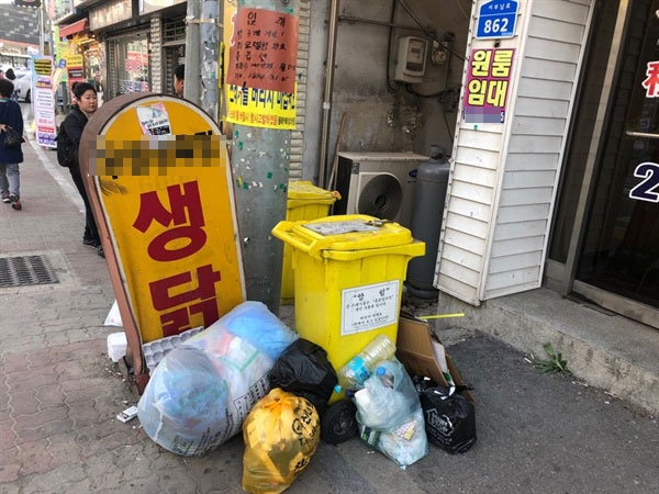 아산시 신창면에 위치한 순천향대학교 후문 상가에 불법으로 버려진 쓰레기들이다. 쓰레기 종량제봉투를 사용하지 않고 버린 것이다.