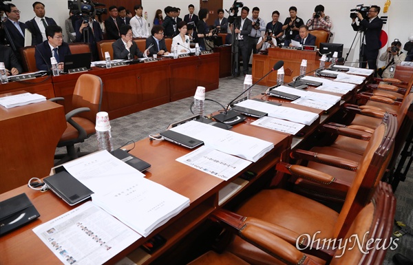 10일 오전 국회에서 열린 사법개혁 특별위원회 전체회의에 자유한국당 의원들이 불참해 자리가 비어 있다. 