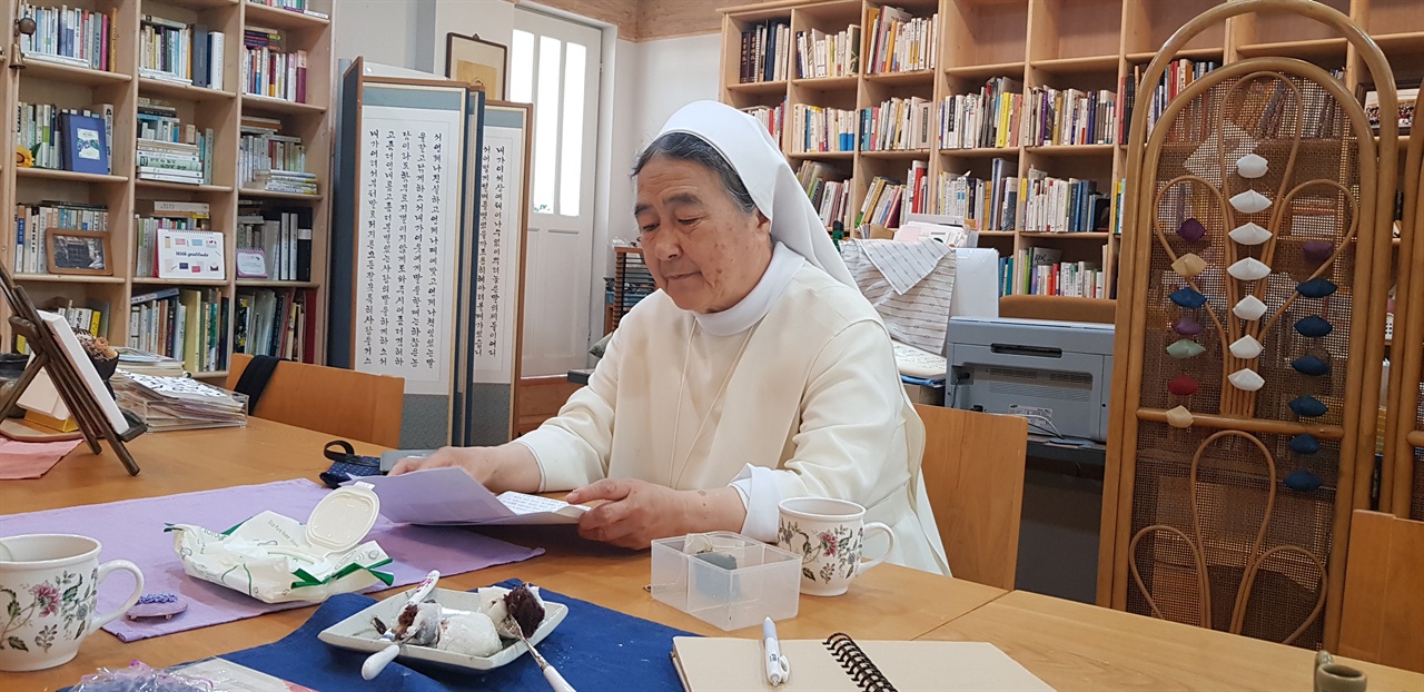 해인글방에서 작업중인 이해인수녀님