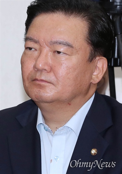 자유한국당 민경욱 대변인이 10일 오전 국회에서 열린 최고위원회의에 참석하고 있다.