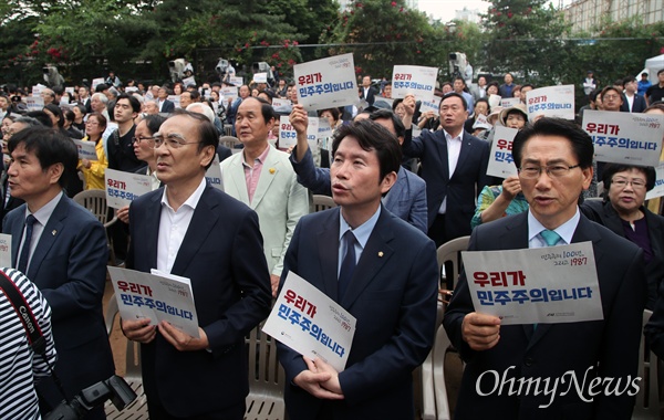 이인영 더불어민주당 원내대표와 고 장준하 선생의 아들  장호권씨, 시민들이 10일 오전 서울 용산구에 위치한 민주인권기념관 예정지(옛 남영동 대공분실)에서 열린 ‘32주년 6.10 민주항쟁 기념식’에 참석해 ‘우리가 민주주의입니다’라고 적힌 피켓을 들어보이며 노래 <광야에서>를 부르고 있다.
