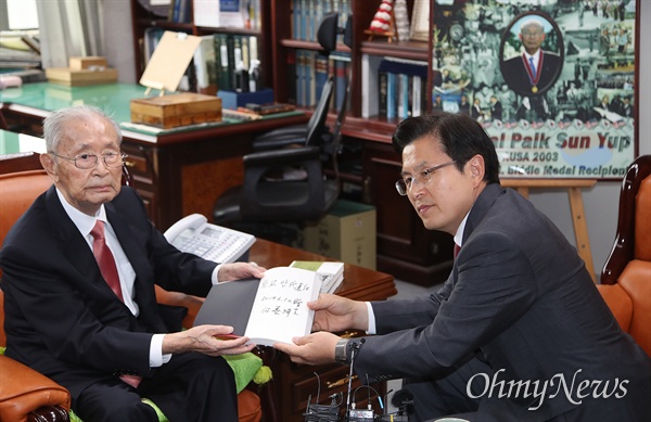 황교안 자유한국당 대표가 10일 오후 서울 용산구 전쟁기념관 군사편찬연구 자문위원장실에서 백선엽 예비역 육군 대장을 만나 책을 선물 받고 있다. 