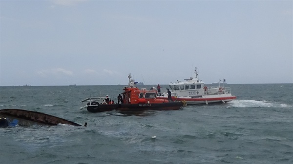 부산 사하구 소재 몰운대 인근 해상에서 통선 1척이 침몰.