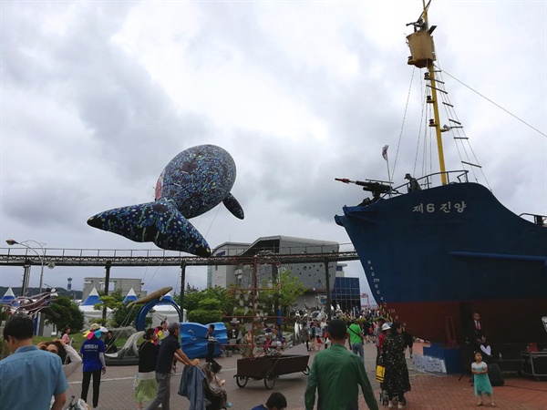 울산 장생포 고래박물관 옆에는 실제 고래잡이에 사용되었던 포경선이 전시되어 있다. 작살은 고래를 향하고 있다.