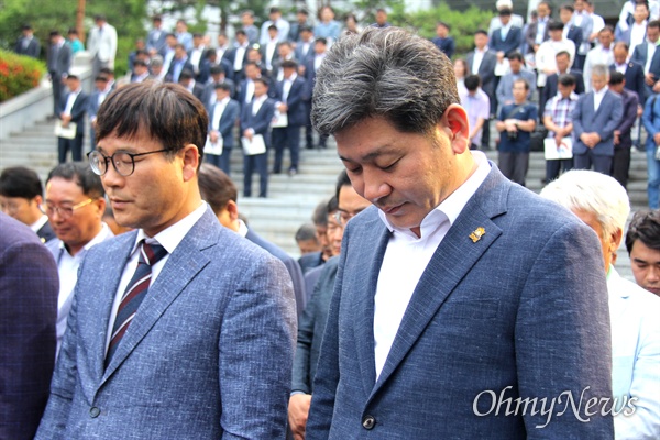  6월항쟁정신계승경남사업회는 6월 10일 저녁 창원마산 경남대학교 10.18광장에서 "제32주년 6.10민주항쟁 기념식, 표석 제막식"을 열었다. 사진은 변광용 거제시장과 백두현 고성군수가 묵념하고 있는 모습.