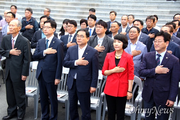 6월항쟁정신계승경남사업회는 6월 10일 저녁 창원마산 경남대학교 10.18광장에서 "제32주년 6.10민주항쟁 기념식, 표석 제막식"을 열었다. 사진은 박재규 경남대 총장과 김경수 경남지사, 허성무 창원시장, 김지수 경남도의회 의장, 김정호 국회의원 등이 국민의례 하는 모습.