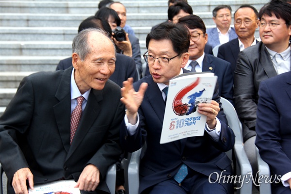  6월항쟁정신계승경남사업회가 6월 10일 저녁 창원마산 경남대학교 10.18광장에서 연 "제32주년 6.10민주항쟁 기념식, 표석 제막식"에 참석한 김경수 경남지사가 박재규 경남대 총장과 이야기를 나누고 있다.