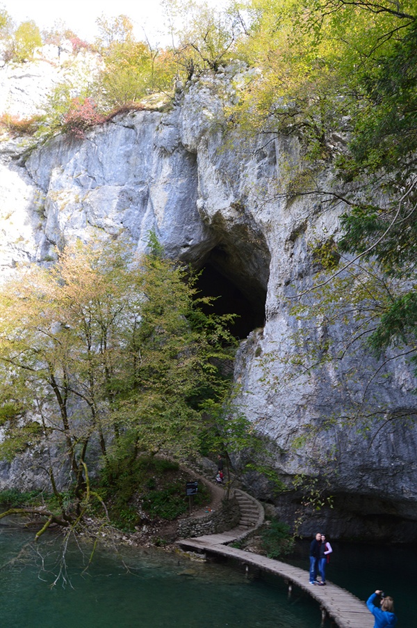 호수 옆에 뚫린 동굴을 통과해 올라가면 플리트비체의 장관을 만날 수 있다.