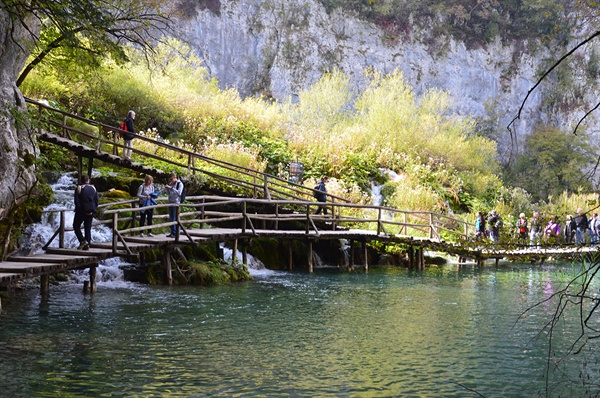 호수공원 안의 여행자들은 여유 있게 여행을 만끽한다.