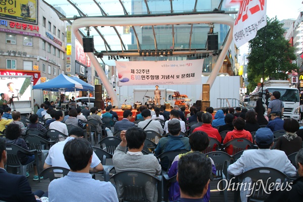 6.10항쟁 32주년 기념식이 10일 오후 대구시 중구 동성로 대구백화점 앞에서 당시 참가자 등 200여 명이 참석한 가운데 열렸다.